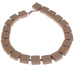 N0789 - RESIN NECKLACE HALF LIQUORICE RECTANGLE "GALA" 65CM