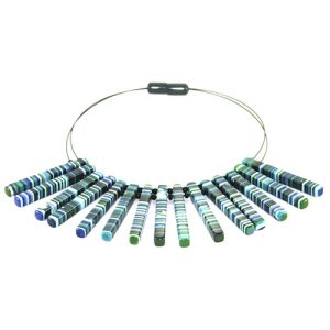 N2660 - RESIN NECKLACE LIQUORICE THIN RECTANGLES ON WIRE "CLEOPATRA"