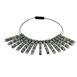 N2660 - RESIN NECKLACE LIQUORICE THIN RECTANGLES ON WIRE "CLEOPATRA"